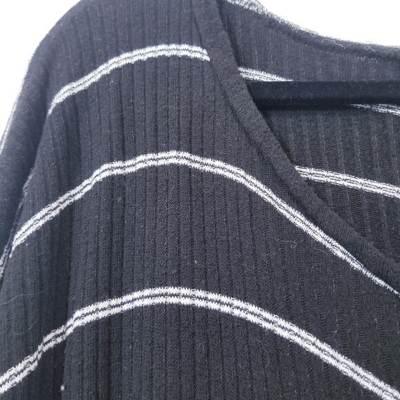 Carly Jean Los Angeles Striped Ribbed Knit Oversized Blouse - Picture 4 of 9